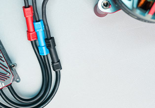 Quickly connect the motor and ESC with the corresponding plug colors